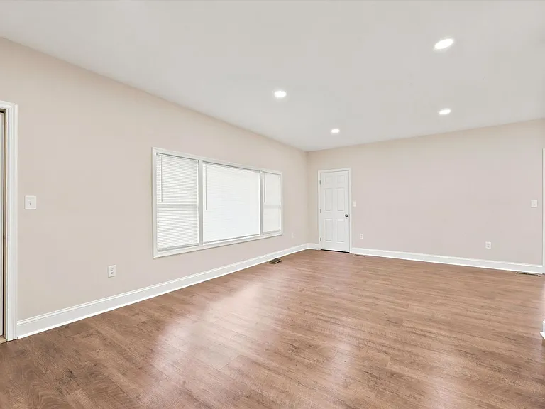 1605 Brintons Bridge Rd — Photo 2