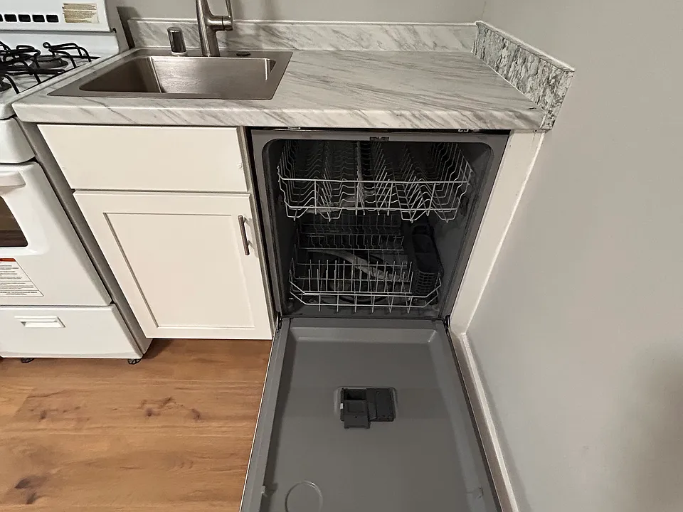 Newly Renovated Milwaukee Lower East Side Studio/ One bed Apartments- Located Near Brady Street