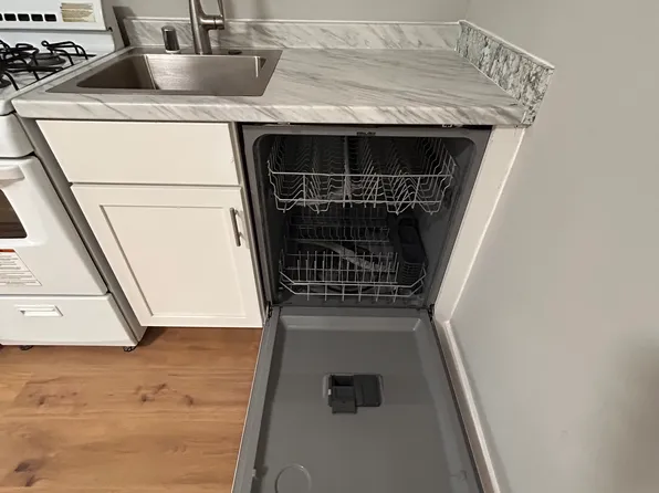 Newly Renovated Milwaukee Lower East Side Studio/ One bed Apartments- Located Near Brady Street