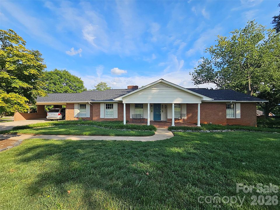 1st image of 524 Country Club Cir