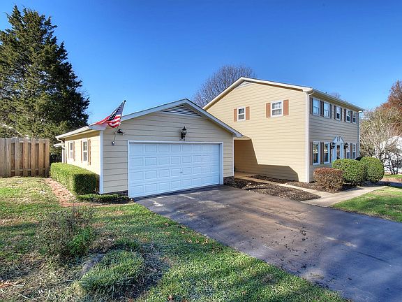 3rd image of 2703 Steven Dr