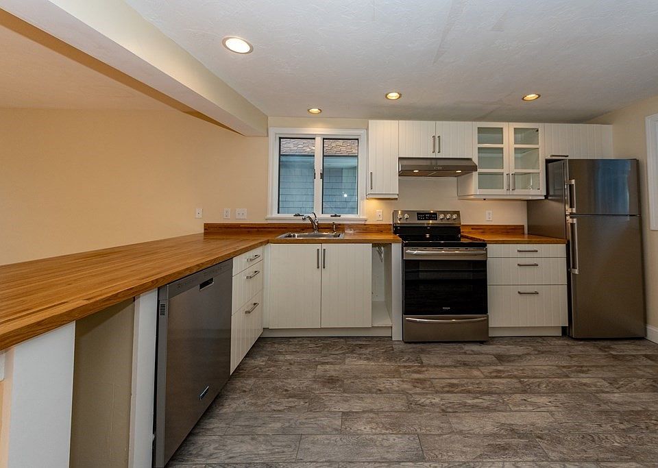 1st image of 36 Sandwich St Floor 2