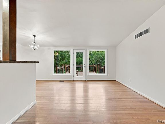 5th image of 1011 Brooklawn Dr