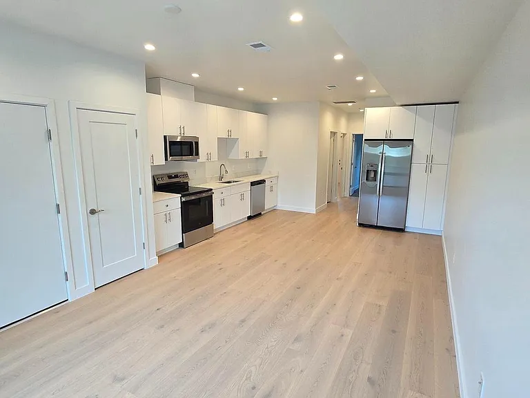 2536 Elvans Rd SE — Photo 2
