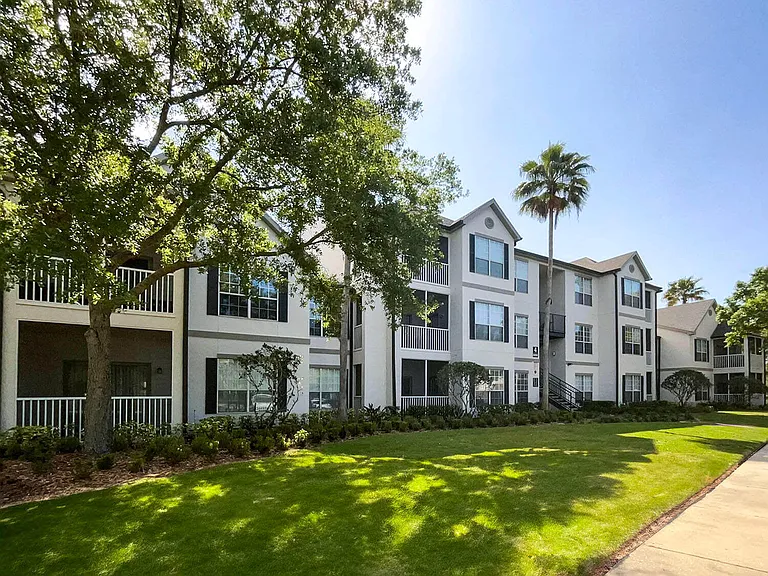 Westwood Reserve Apartments — Photo 28