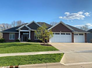 1876 Creek Wood Dr, Dubuque, IA 52003