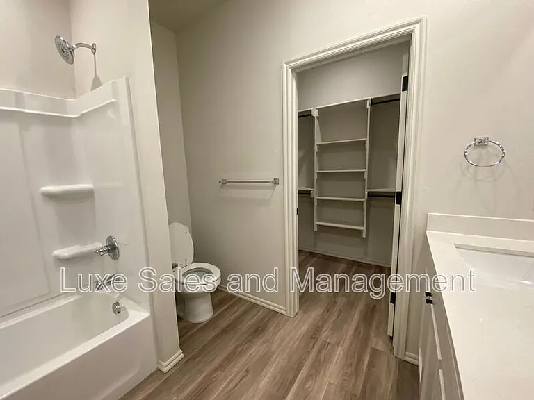 8000 NW 110th Dr — Photo 35