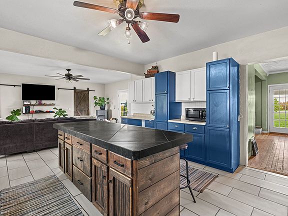 4th image of 28759 E 2400th St