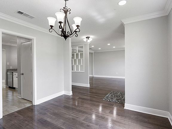 4th image of 2476 Woodmere Blvd