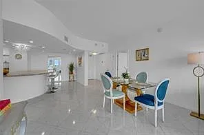 2 bed, 2.0 bath, 1356 sqft, $4,400 — Photo 3