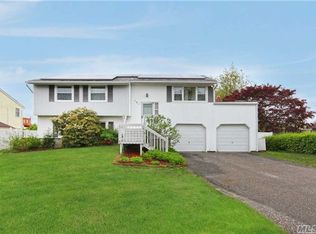 121 Tarpon Ave, Medford, NY 11763