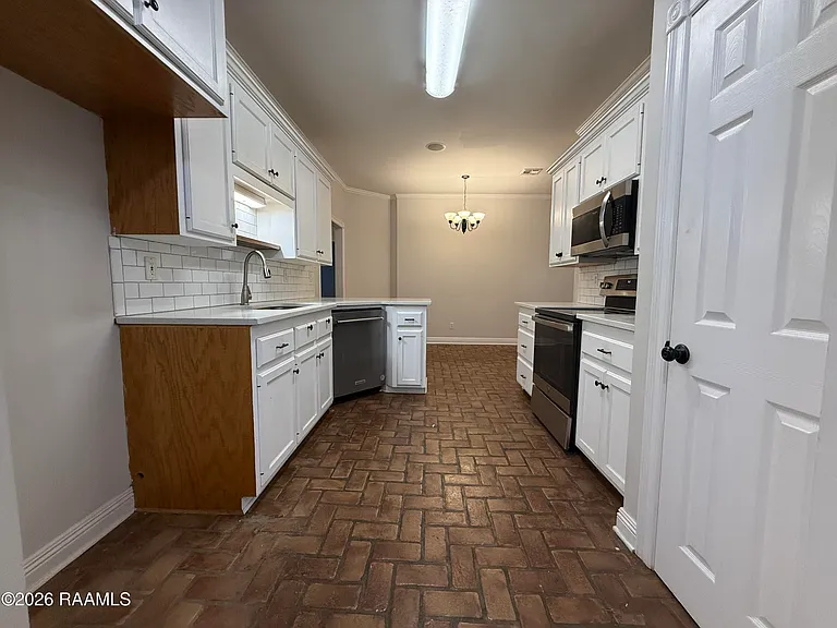 133 Woodstock Dr — Photo 2
