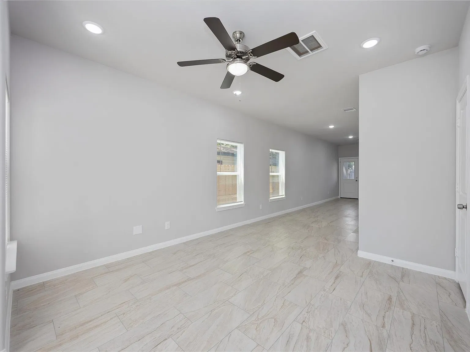 3 bed, 2.5 bath, 1435 sqft, $1,800 — Photo 4