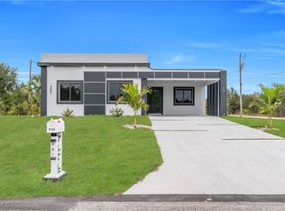 907 E 9th St, Lehigh Acres, FL 33972