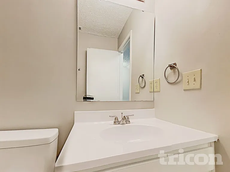 4475 Connaught East Dr — Photo 13