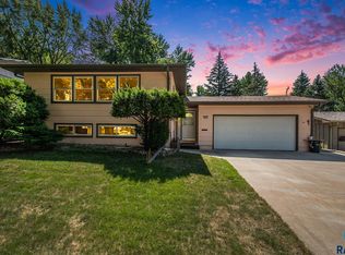 2413 E 16th St, Sioux Falls, SD 57103