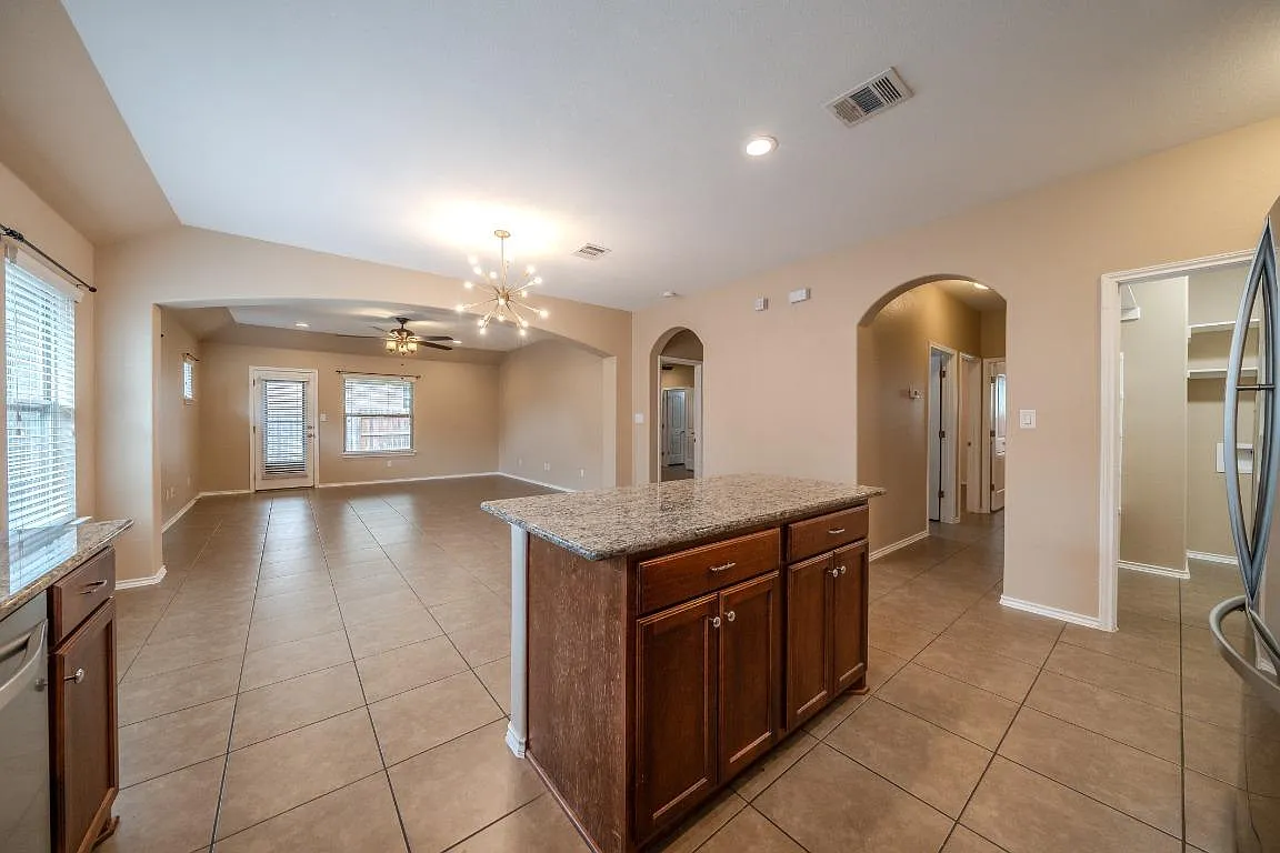 4 bed, 1992 sqft, $2,850 — Photo 4