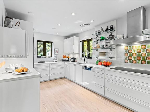 5th image of 1417 Medina Ave