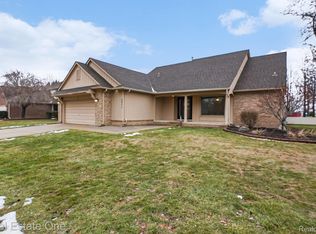 2971 Chippewa Dr, Troy, MI 48085