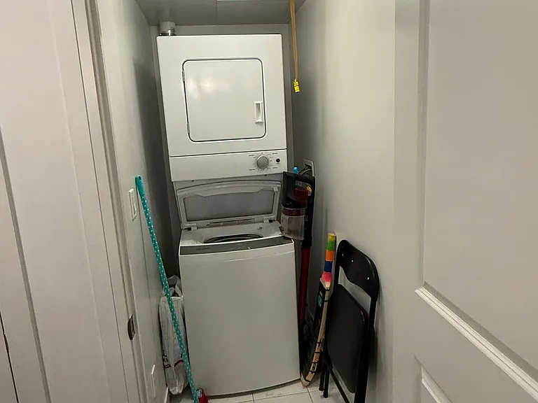 20 Meadowglen Pl #2401 — Photo 6
