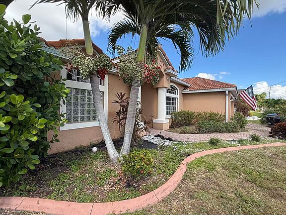 3rd image of 409 SW 8th St