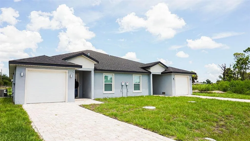 3 bed, 2.0 bath, 1422 sqft, $1,700 — Photo 1