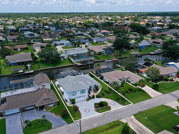 4th image of 12 CLOVERDALE COURT S