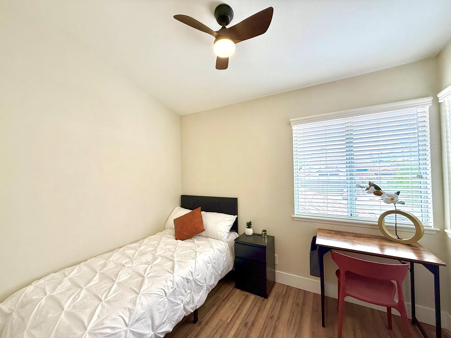 4 bed, 4.0 bath, 2430 sqft, $832 — Photo 2