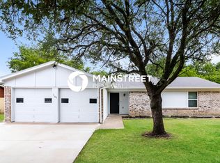 1105 Trammell Dr, Benbrook, TX 76126