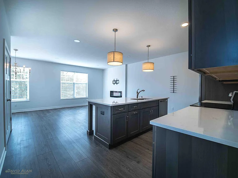 2061 W 34th Pl — Photo 10