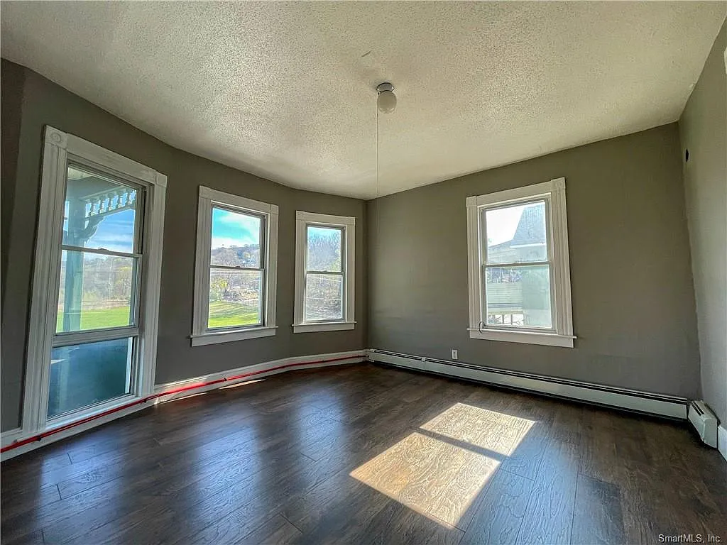 3 bed, 1100 sqft, $1,375 — Photo 1