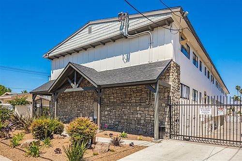 3rd image of 4461 4479 Menlo Ave