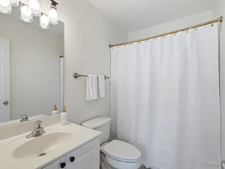 Secondary bedroom's full bathroom