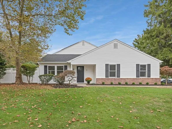 7 Federal Lane #7, Coram, NY 11727