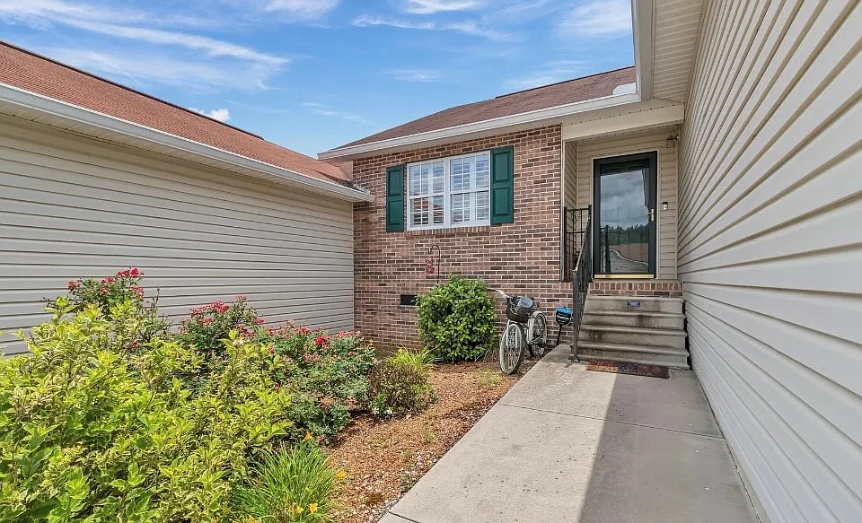 2 bed, 1190 sqft, $1,600 — Photo 2