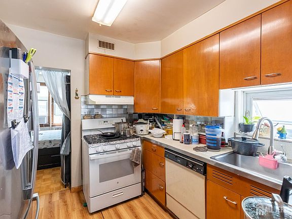 5th image of 73 Nichol Ave