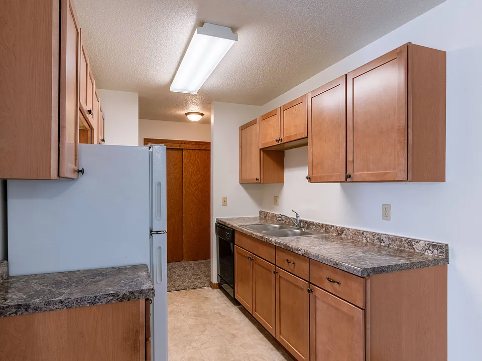 Fargo, ND Schrock Apartments | Kitchen