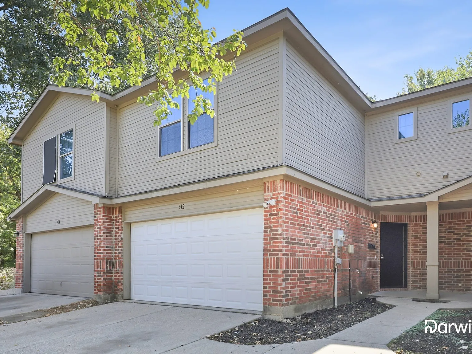 3 bed, 2.5 bath, 1372 sqft, $1,655 — Photo 2