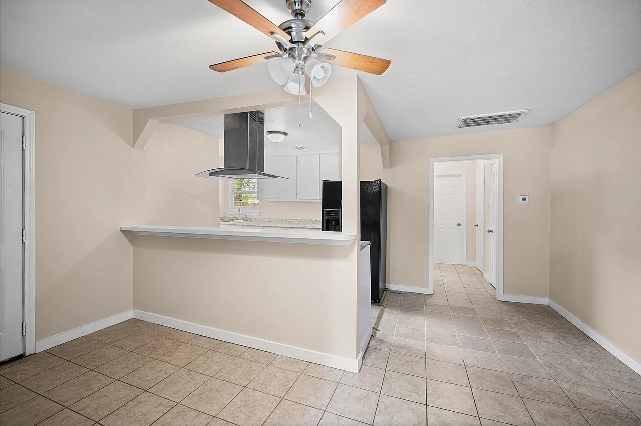 2 bed, 770 sqft, $1,200 — Photo 4