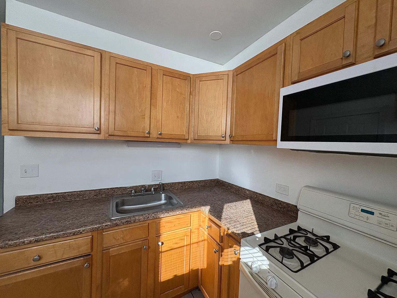 2 bed, 1000 sqft, $1,800 — Photo 4