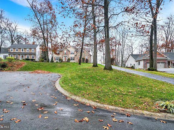 3rd image of 138 W Crestlyn Dr