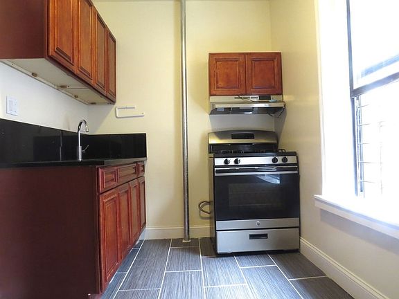 4th image of 270 Parkside Ave APT C1w