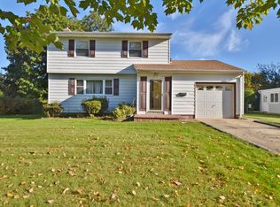 9 Seneca Dr, Commack, NY 11725