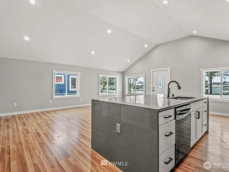 970 9th Ave — Photo 8
