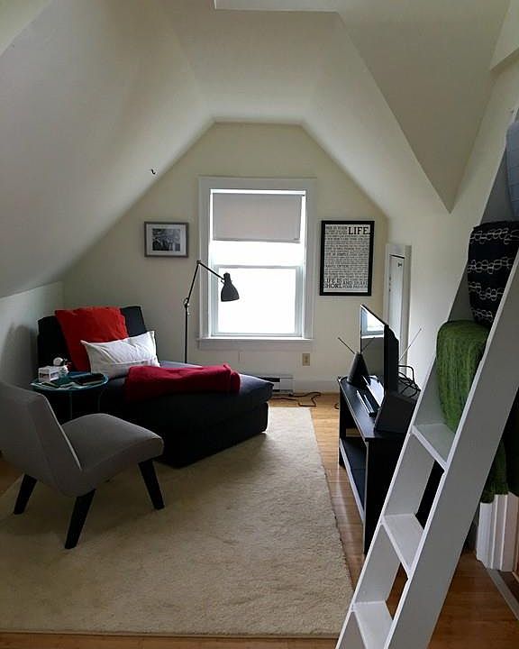 1st image of 202 Safford St #3