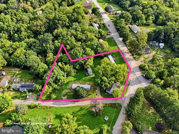 12 Salty Ln, Falling Waters, WV 25419