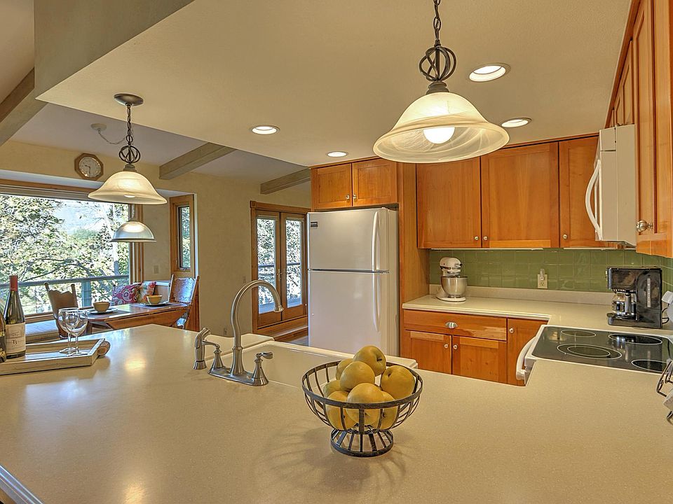 Kitchen, breakfast nook and window seat.