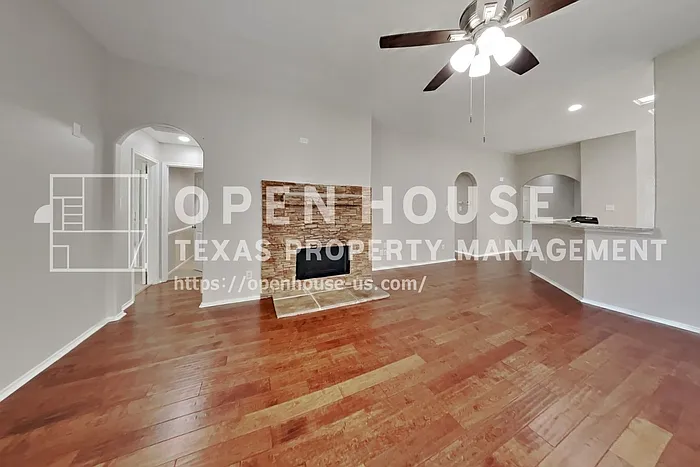 4 bed, 2.0 bath, 1939 sqft, $2,300 — Photo 4