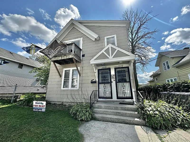 2 bed, 1.0 bath, $799 — Photo 1