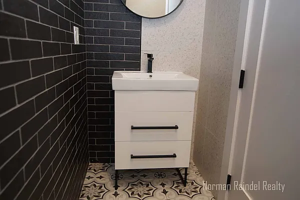 Rented by Norman Raindel, LREB | media 41